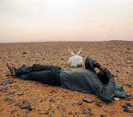 Hallan los cuerpos de 18 migrantes muertos de sed en el Sáhara