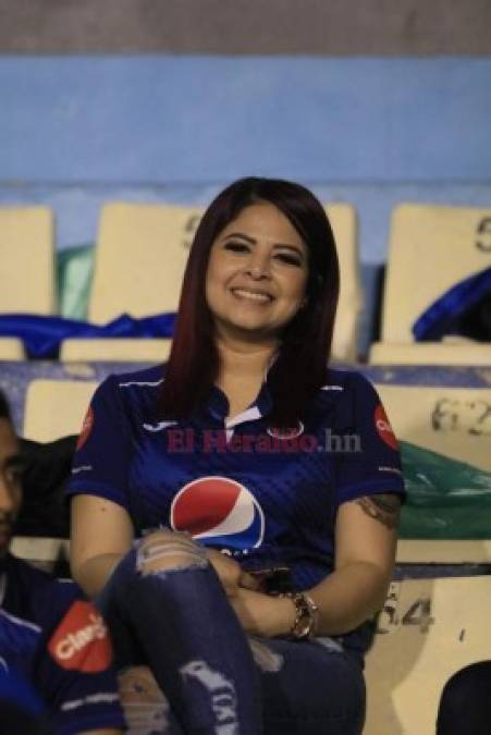 Las bellezas que adornan la final de Motagua ante Saprissa en el Nacional