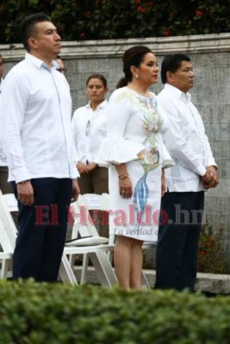 De vestido blanco y zapatos azules, así llegó Ana de Hernández al grito de independencia 2019