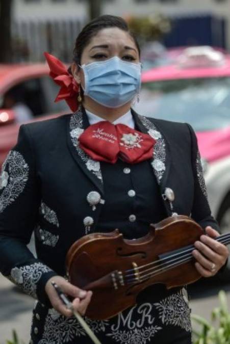 FOTOS: Mariachis animan a pacientes con Covid-19 frente a hospital en México