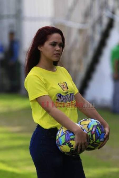 Bellas y esbeltas hondureñas adornaron el inicio del Clausura (FOTOS)