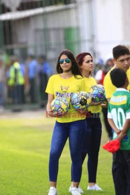 Bellas y esbeltas hondureñas adornaron el inicio del Clausura (FOTOS)