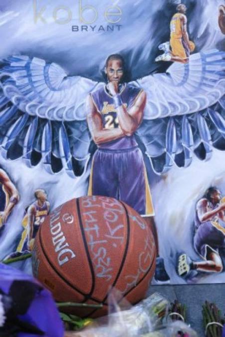 Llanto, flores y desconsuelo: fans rinden homenaje a Kobe Bryant (FOTOS)