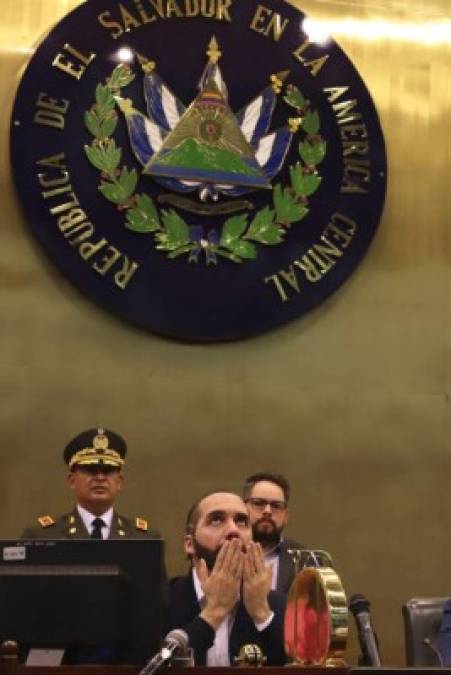 FOTOS: Con el Congreso militarizado, Bukele llama a la 'insurrección' por un préstamo