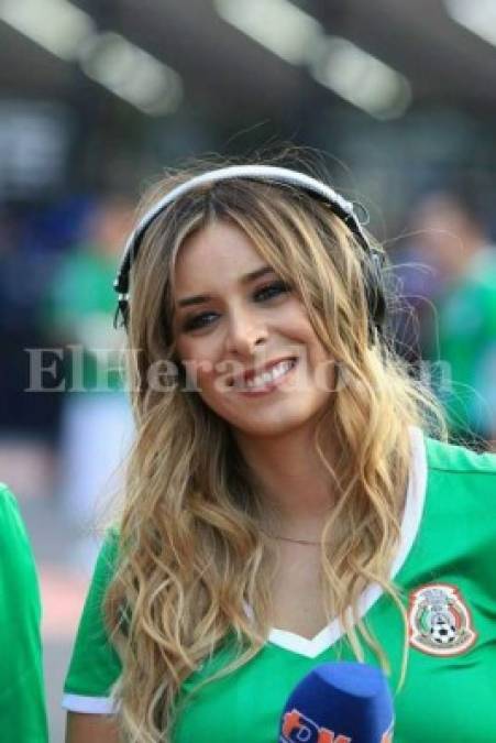 Pasarela de bellezas en el estadio Azteca para presenciar México vs. Honduras