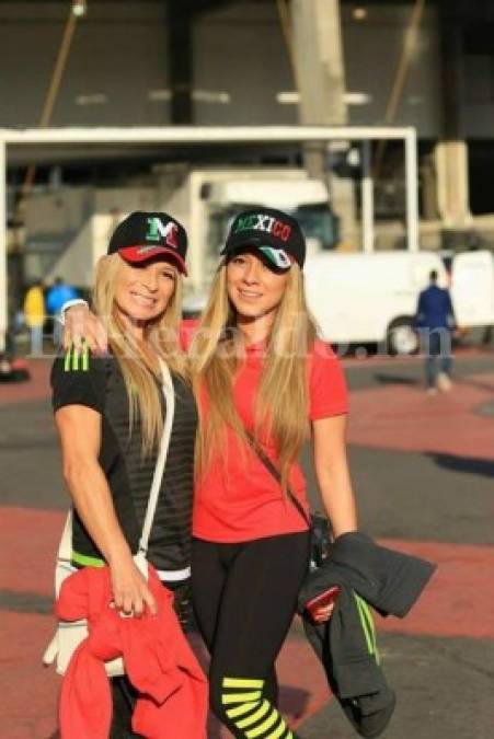 Pasarela de bellezas en el estadio Azteca para presenciar México vs. Honduras