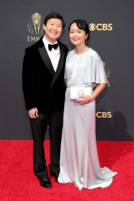 Con alas negras, esmoquin o trajes llamativos: Los mejor vestidos de los Emmy 2021