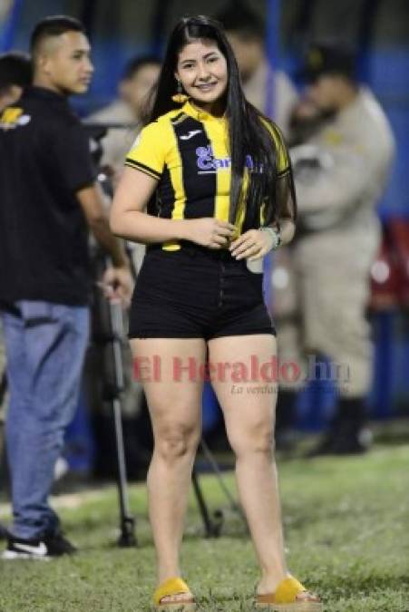 FOTOS: Sonrientes y bellas, las mujeres que acudieron al estadio Morazán