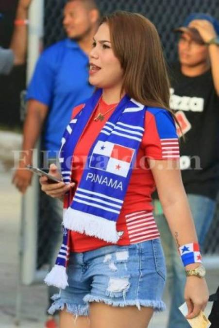 Panamá vs Honduras: Hermosas mujeres inundan el estadio Rommel Fernández