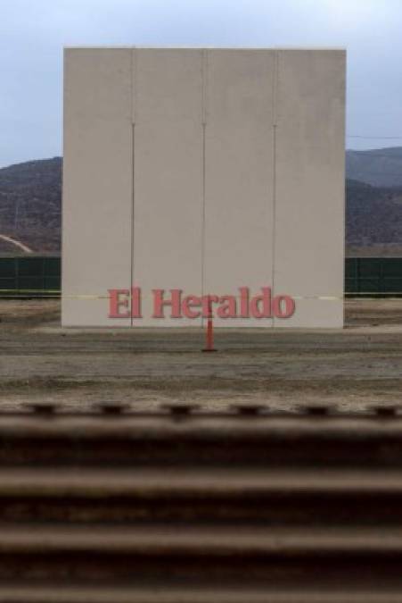 Las primeras imágenes del prototipo del muro fronterizo entre México y EEUU