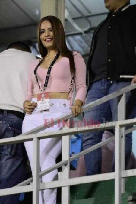 FOTOS: Sonrientes y bellas, las mujeres que acudieron al estadio Morazán