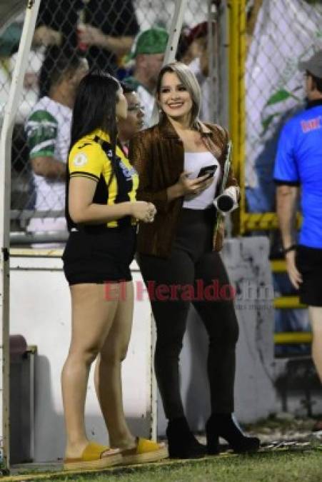 FOTOS: Sonrientes y bellas, las mujeres que acudieron al estadio Morazán