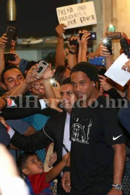 Fotos: Los momentos que no viste en TV de la llegada de Ronaldinho a Honduras