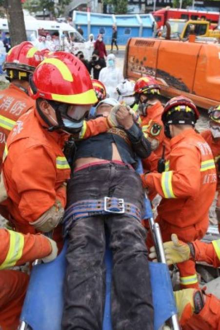 FOTOS: Ardua búsqueda de sobrevivientes de hotel colapsado en China