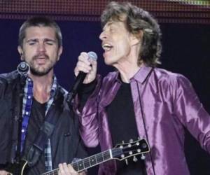 El colombiano Juanes junto a Mick Jagger vocalista de la banda The Rolling Stones.