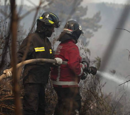 Valparaíso bajo amenaza por gigantesco incendio