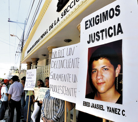 Acusan a oficiales por crimen de menor