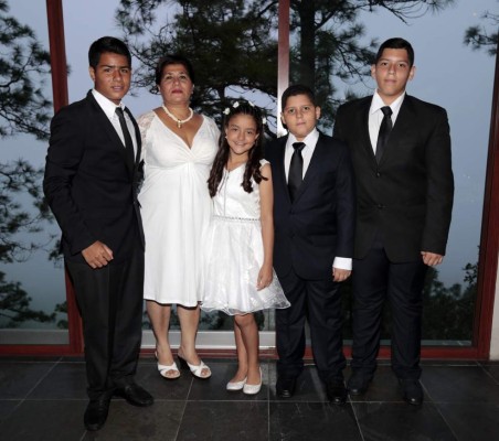 Celebran su matrimonio civil entre verdes pinares