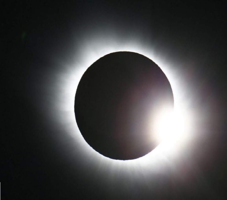 Un eclipse total brilla sobre las islas árticas de Svalbard