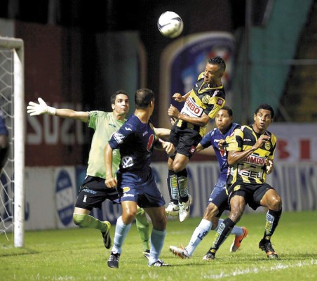 Real España sorprende al Motagua con un 2-0