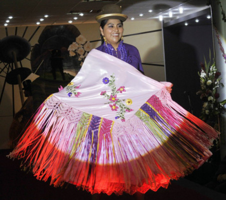 Mujeres aymaras busca promover la alta costura andina