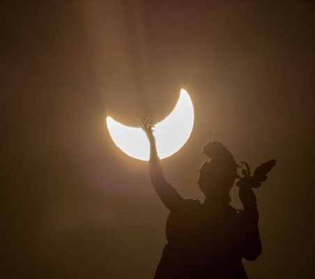 Un eclipse total brilla sobre las islas árticas de Svalbard