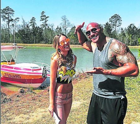 Belinda enciende Facebook con su cuerpo