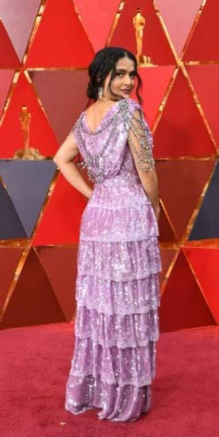 Singular vestido de Salma Hayek en los Oscar 2018 es el blanco de críticas