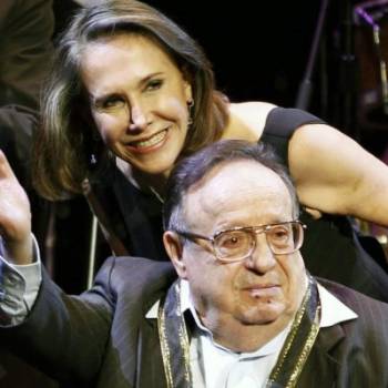 <div id='DTElementID-8463275' class='QuickRead'><p>Chespirito siempre girtó a los cuatro vientos su amor por Florinda, pero sin perder el humor. “Estaré con ella hasta que la muerte nos separe, o hasta que Shakira me haga caso”, declaró.</p></div>