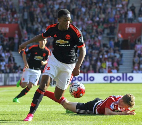 Manchester United vence a los Santos y se acerca a los Citizen en la Premier League