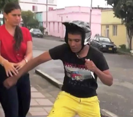 Asaltan a periodista mientras presentaba un informe