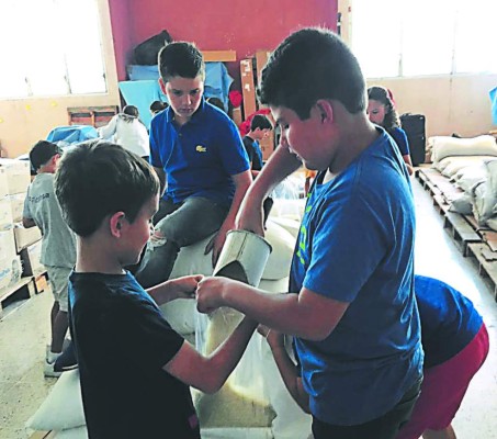 Infantes que ayudan a otros de todo corazón