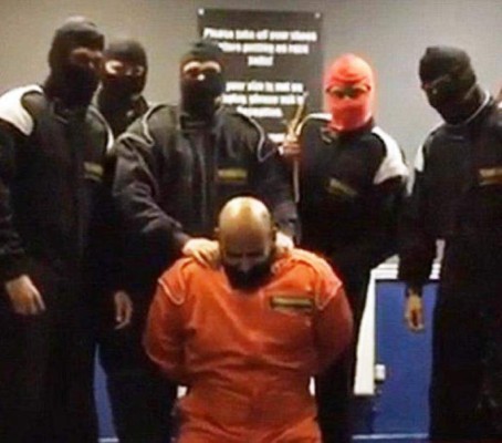 Banco despide a 6 empleados por video imitando al grupo EI