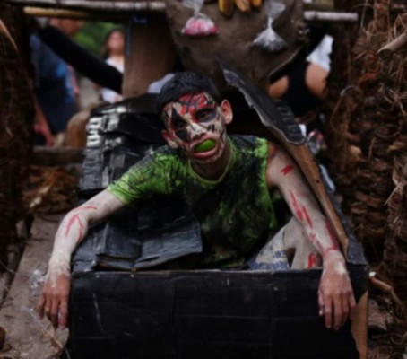 Salvadoreños rinden culto a la muerte con la Calabiuza