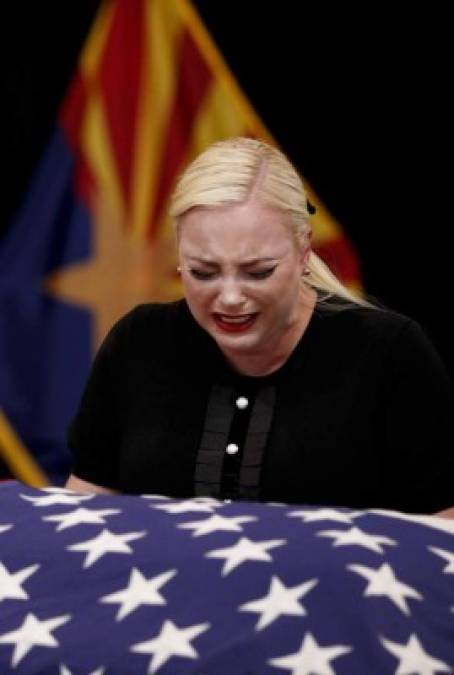 Las desgarradoras imágenes de la esposa e hija de John McCain en su funeral