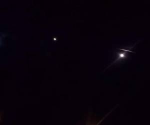 Esta imagen fija de un video emitido por la República Islámica del Irán el 8 de enero de 2020, muestra presuntamente cohetes lanzados desde Irán contra la base militar estadounidense en Ein-al Asad en Irak. Irán disparó 'más de una docena' de misiles balísticos el 7 de enero de 2020 contra dos bases aéreas en Irak, donde se encuentran las fuerzas estadounidenses y de la coalición, dijo el Pentágono. FOTO: AFP