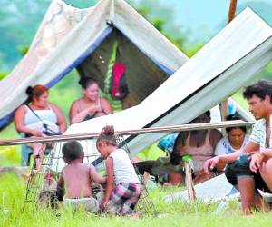Los pobladores de la Guadalupe, San Manuel, se albergaron en la mediana de la autopista hacia El Progreso.