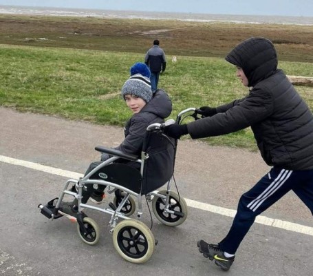La dramática historia de Jacob, un niño de 10 años que dejó de caminar a causa del coronavirus (FOTOS)