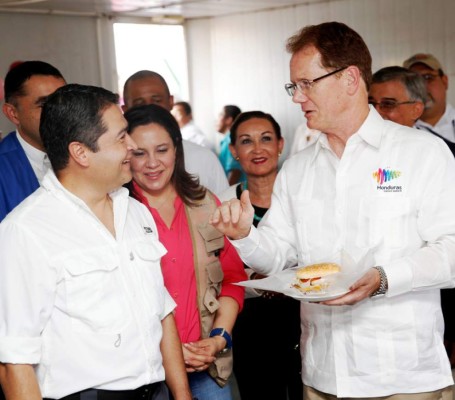 Presidente hondureño paga apuesta a embajador de EE UU