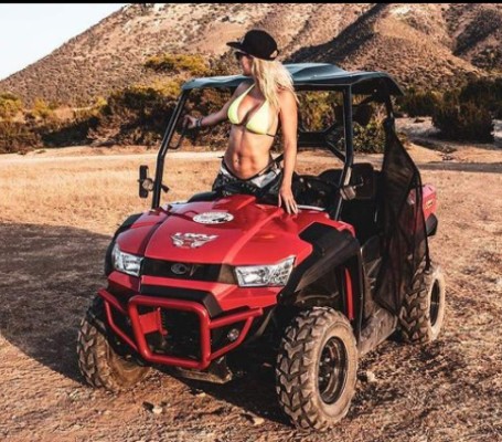 Leanne Carr, expolicía que publicó fotos de sus viajes durante licencia por enfermedad (FOTOS)