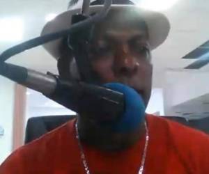 En el video se escuchan los disparos mientras el locutor transmite las noticias internacionales.