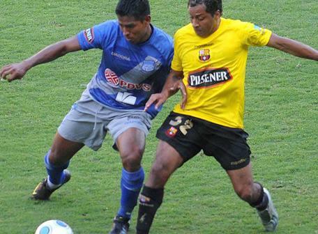 Jugó 20 años en el fútbol élite, su vida cambió y ahora trabaja como albañil