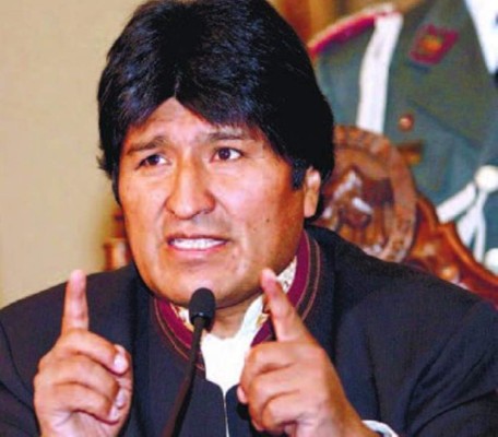 El video de Evo Morales ordenando que le aten los zapatos se vuelve viral en Internet