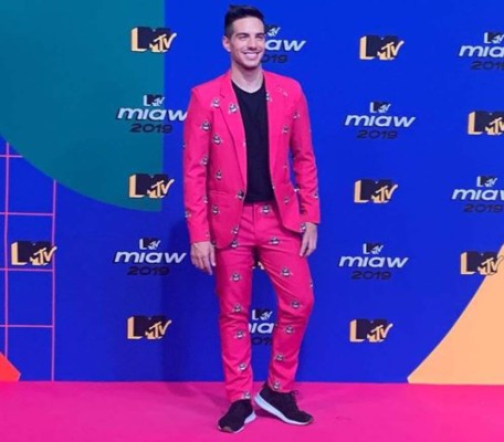 FOTOS: Famosos deslumbraron en la alfombra rosa de los Premios MTV Miaw 2019