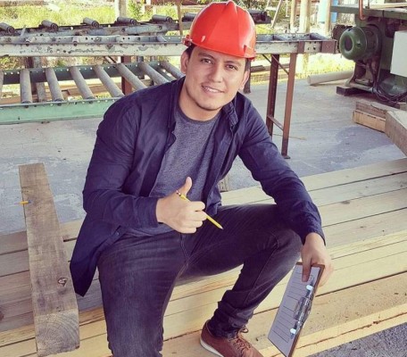 Bloguero hondureño causa sensación en las redes sociales con sus videos