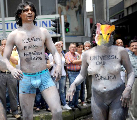Estudiantes se desnudan por la educación pública