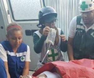 Según el reporte médico, entre los heridos se reportan tres niños y varios adultos que reciben atención médica.