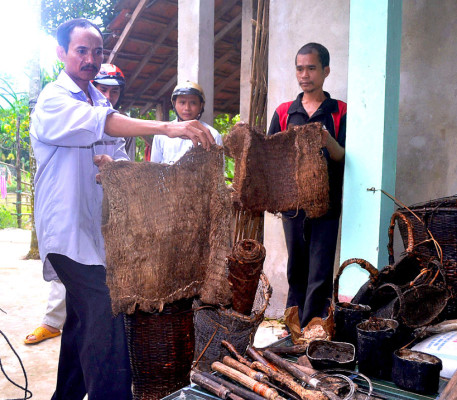 Un padre y un hijo salen de la jungla tras 40 años
