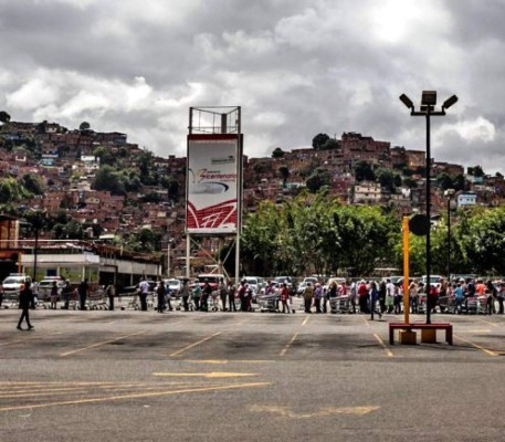 Largas filas de personas en Venezuela para comprar comida