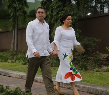 El vestido de la primera dama Ana García de Hernández durante los desfiles patrios 2018